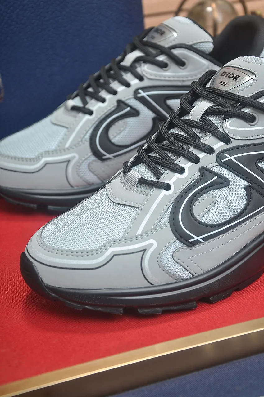 Men's men's shoes 💰: 500💶 (top original order) Brand: Dior (Dior) Standard code: Men's code 38-44 (45 customized) Grade: Same as the official website Material: Top original cowhide spliced ​​together Original wear-resistant and lightweight outsole Style category: Fashionable casual shoes Distinguished luxury brand elements top luxury Color: Actual picture color